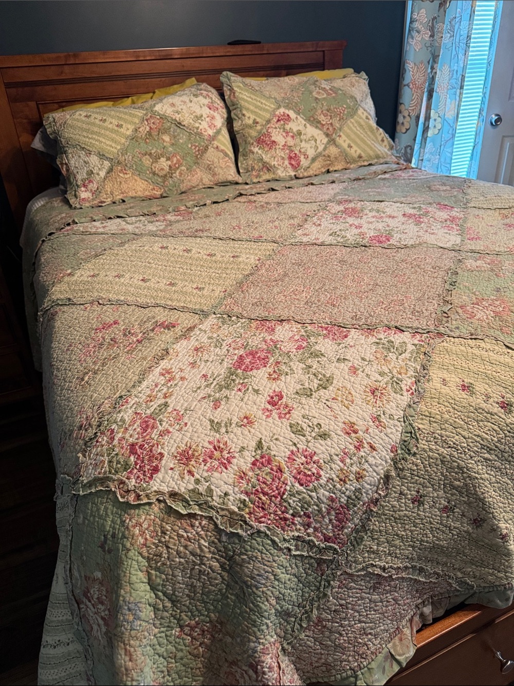 Vintage Patchwork Floral Quilt - Green and Pink